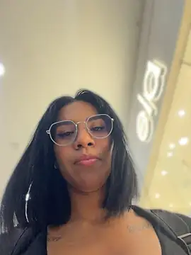 AlaiaStearling_ - kiss in public with my friend