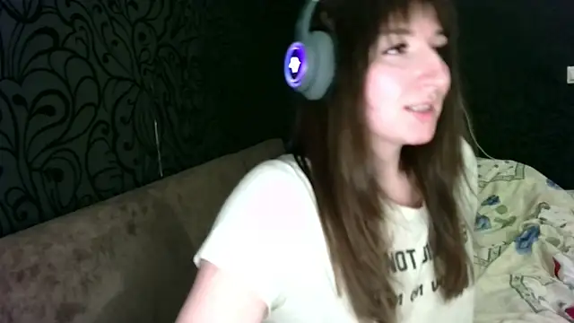 Birdie_Kiss - firm breasts