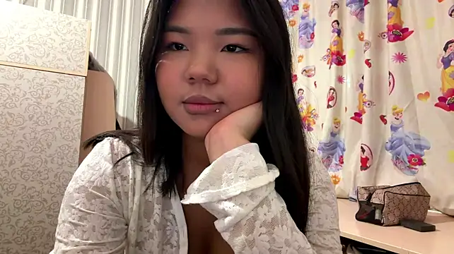 JohannaMickiewicz - Touch my tits under top
