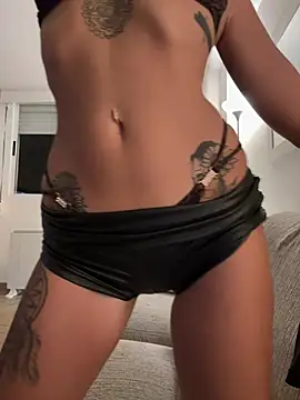 Leaascorpioo - J’enlève mon short 😈