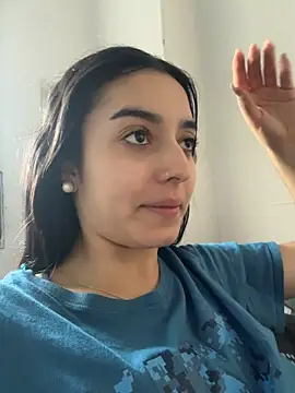 Belle_Lea - I TAKE OFF MY T-SHIRT IN FRONT MY FRIEND