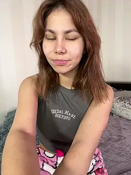 MilkKiss - Show tongue + close up