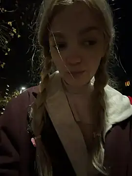Elsawhere - flash my bra color on the street 🌳🍒