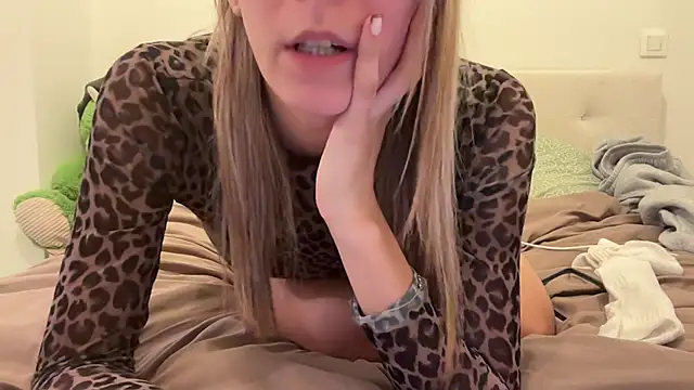 Camille_prski - je me rentre un doigt