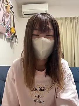 Marumaru_omaru - Tシャツめくっておへそ見せる