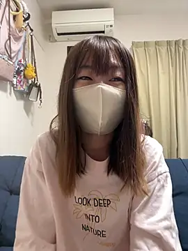Marumaru_omaru - Tシャツめくっておへそ見せる