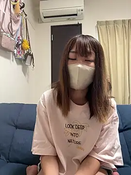 Marumaru_omaru - Tシャツめくっておへそ見せる