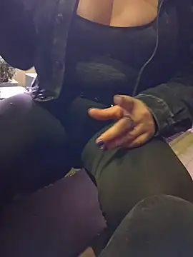 Sophie_banger - My friend strokes & suck my nipples 🥵