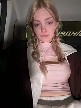 Elsawhere - tease you with my top🍒