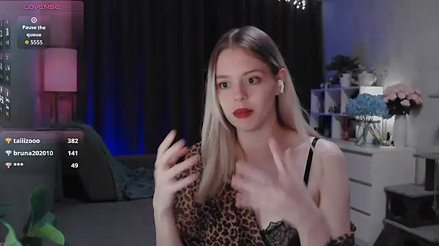 VivienJaques - Should I show my doggy?