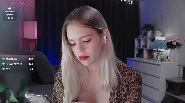 VivienJaques - Should I show my doggy?