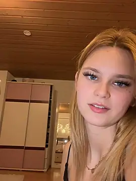 YoungGermanKiki18 - 🍑Show my Ass in pants 1min