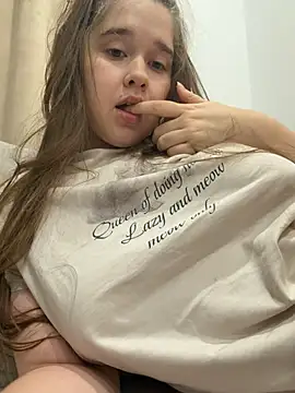 HornyGirlH - SHOW TITS