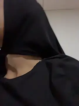 Aisha_k - Sucking cock on knees