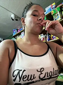 Lannabellx - Play with my boobs in the market 🤫