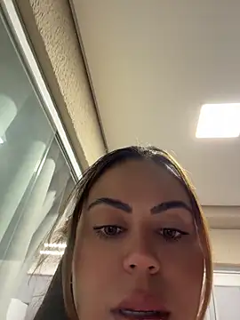 LariiHotWife - Pelada na sacada para o vizinho