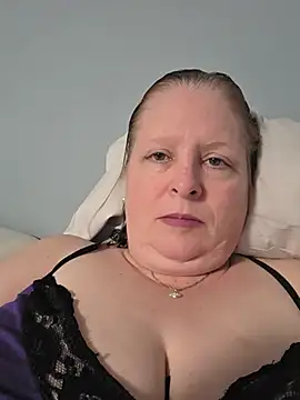 CanadianQueen1973 - Show legs