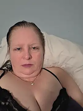 CanadianQueen1973 - Show legs