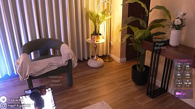 Gigi_ulala1 - Fingering in doggy