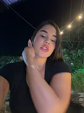 BellaLeclair_ - Pussy play in public