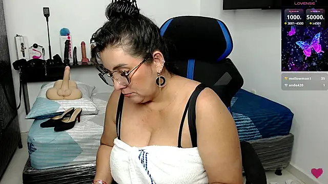 Mom_hot__