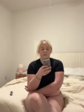 AnnieAscott - spread pussy close to the cam🥵