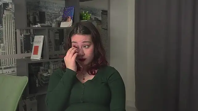 VanessaBarbella - show my necklace close up in cam