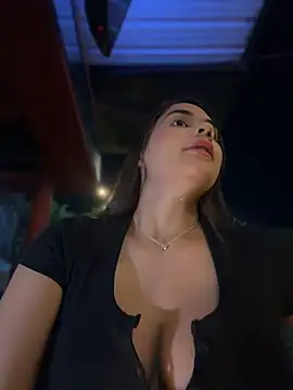 BellaLeclair_ - Flash tits in public and slap