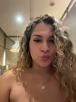 Sara_smiiith211 - oil on my breasts. In public
