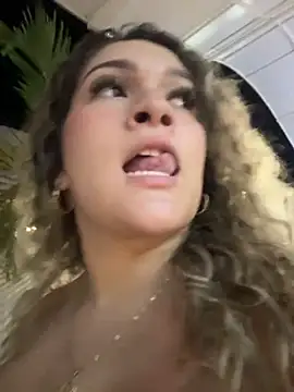 Sara_smiiith211 - oil on my breasts. In public