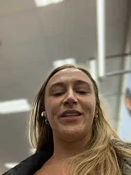 Lunagirl13 - Let’s go get naughty in dressing room 😈