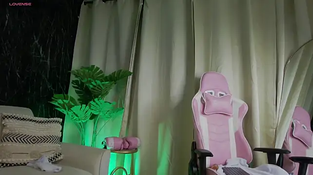 Emily_Foxx01