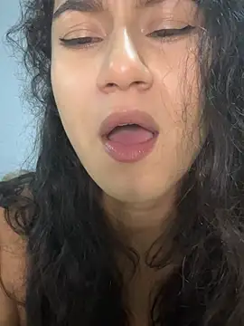 Yummi_bigclit - Fingers in pussy + fingers in ass