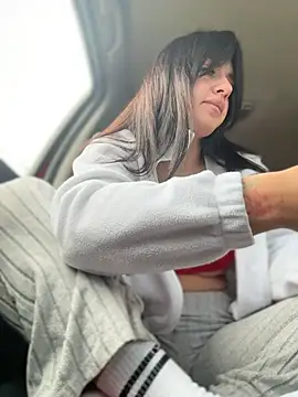 JulliaVegas - Show boobs
