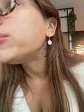 Jucie_Boom - SHOW WHATS UNDER MY SWEATER IN PUBLIC😱