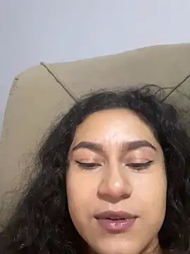 Yummi_bigclit - Plug anal + vibr. sugador clítoris