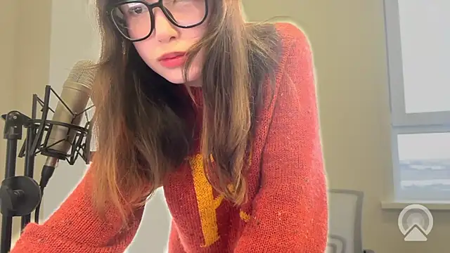 AlisaNaughty - Top comes off /hand bra tease🥹