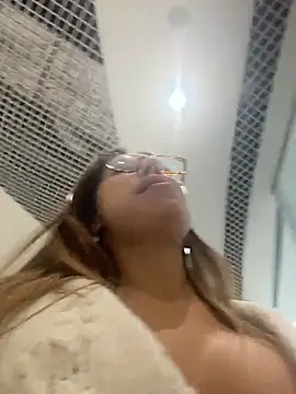 Jucie_Boom - SHOW WHATS UNDER MY SWEATER IN PUBLIC😱