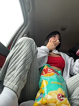 JulliaVegas - Show boobs
