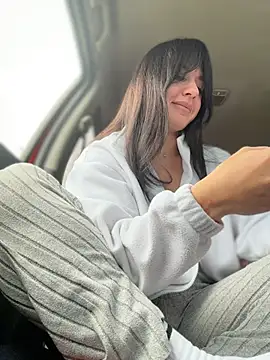 JulliaVegas - Show boobs