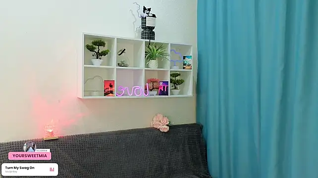 Cuteloat - flash boobies
