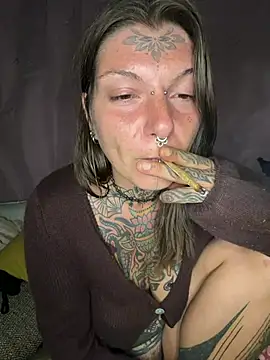 Lizzardqueeen - Tits out + 10 nudes LT