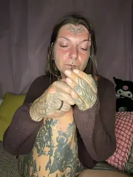 Lizzardqueeen - Tits out + 10 nudes LT