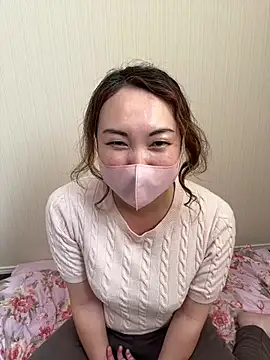 Anna_22 - 上ぽいしてGカップ胸元を至近距離で見せます