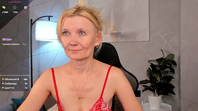 Julie_Lucas - I play with my hair, teasing you
