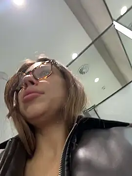 Jucie_Boom - SUCK FINGER DEEP AND GREEDY IN MALL😱