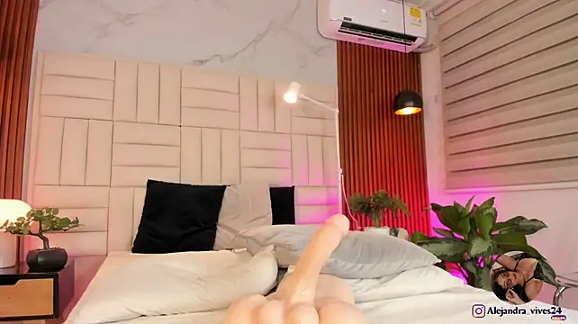 Alejandra_Vives - Naked+finger pussy 😏✨👀