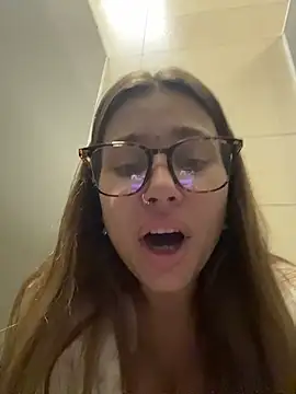 Jucie_Boom - RISKY MOANING IN PUBLIC WC😱💣