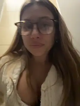 Jucie_Boom - RISKY MOANING IN PUBLIC WC😱💣