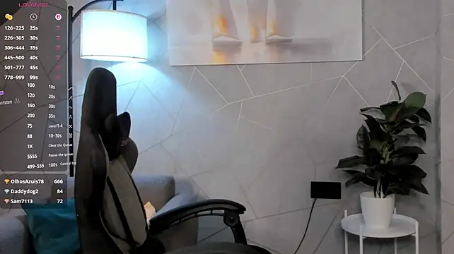 Julie_Lucas - I play with my hair, teasing you